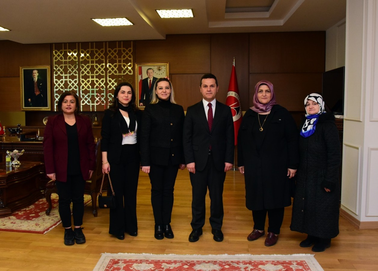 AK Parti Kadın Kolları Rektör Topal’ı ziyaret etti;