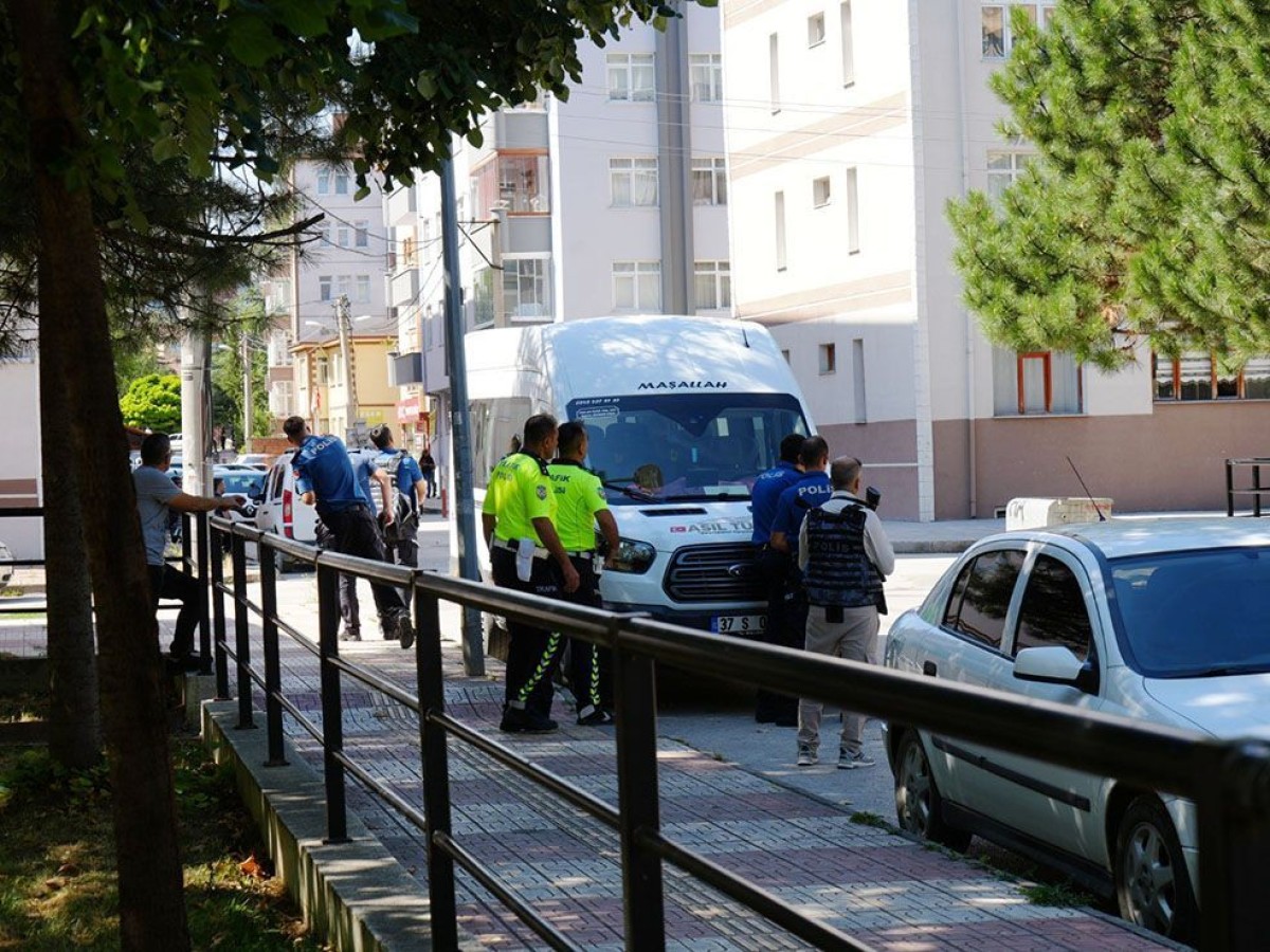 Silahlı saldırgan 2 polisi yaraladı, ailesini rehin aldı!