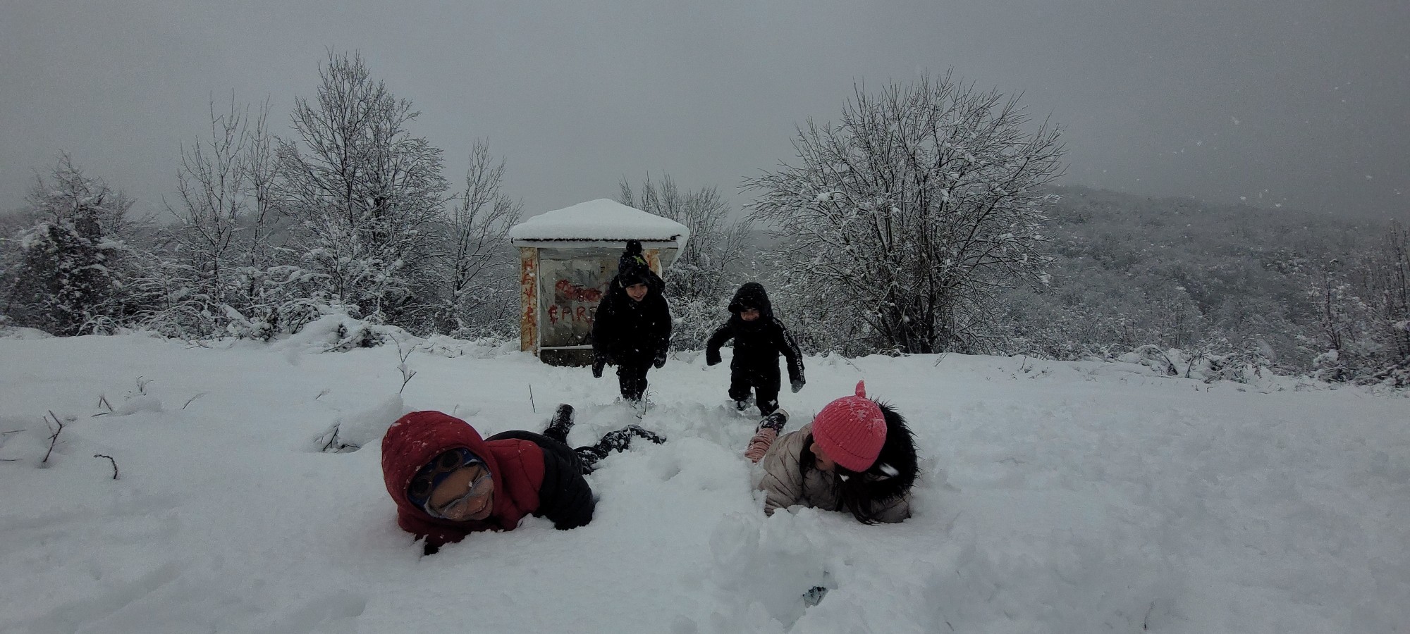 Kar yağışı, en çok çocukları sevindirdi