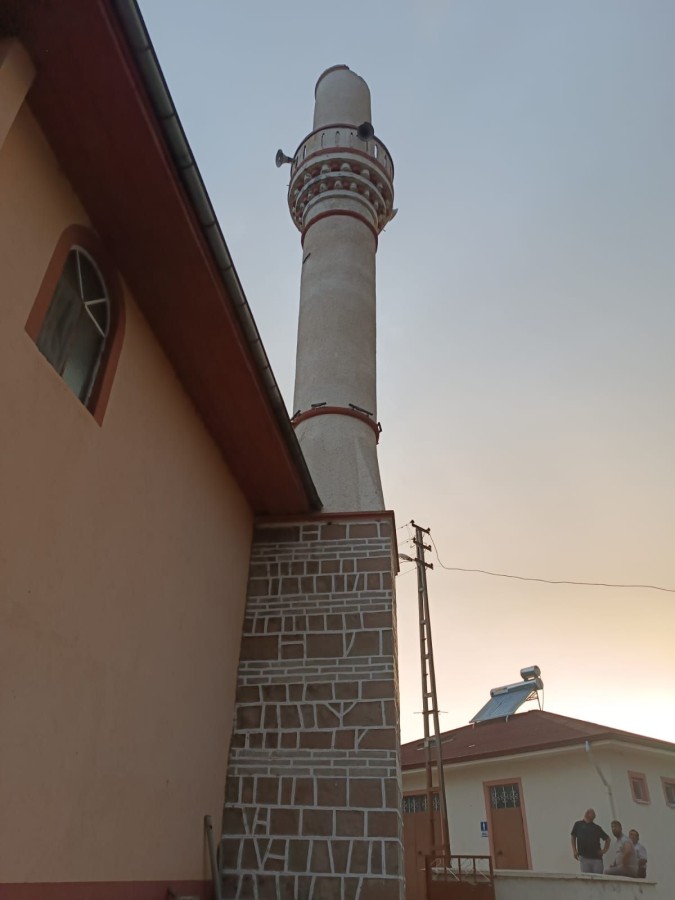 Kastamonu'da minarenin külahı devrildi;