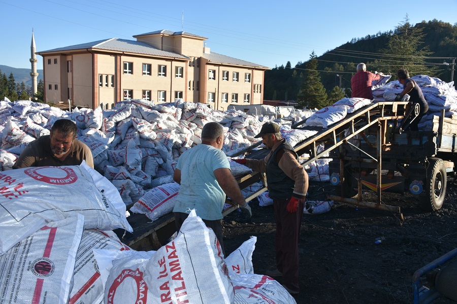 Tosya’da bin 300 aileye bin 400 ton kömür dağıtıldı;