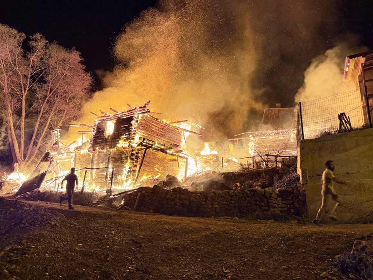 Kastamonu'da yangın paniği!.. Cami de kül oldu;