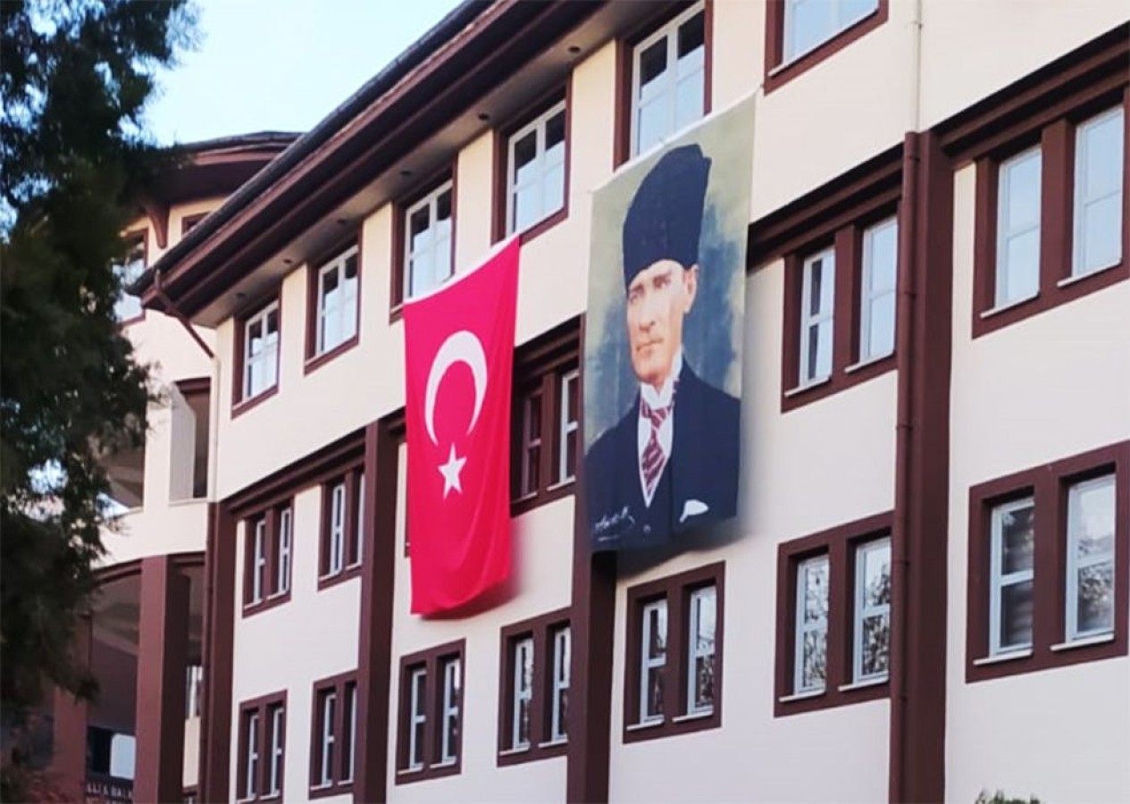 10 Kasım’da ‘bayrak-poster’ krizi, kısa sürede çözüldü