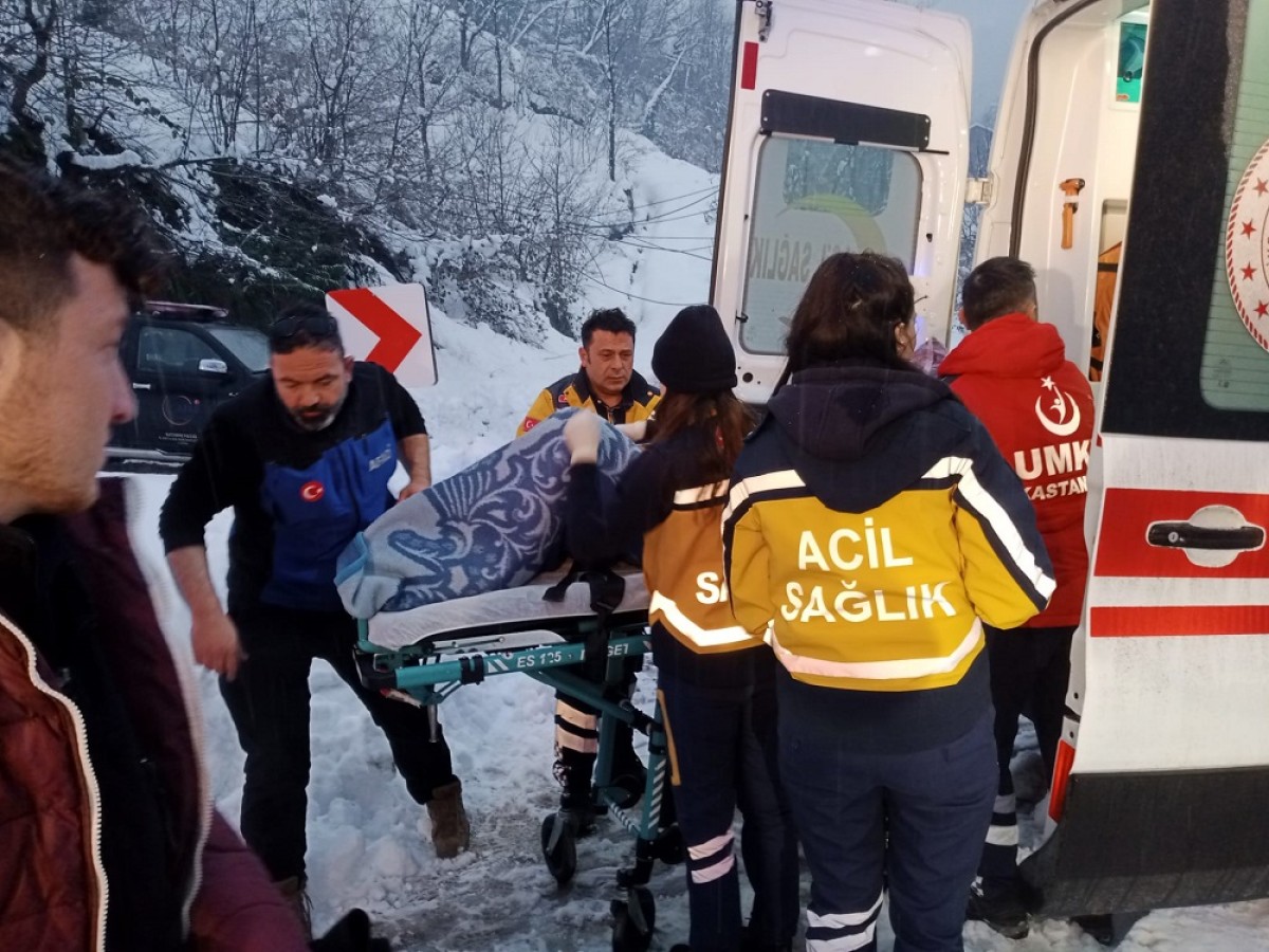 Karda mahsur kalan hastaları AFAD kurtardı;
