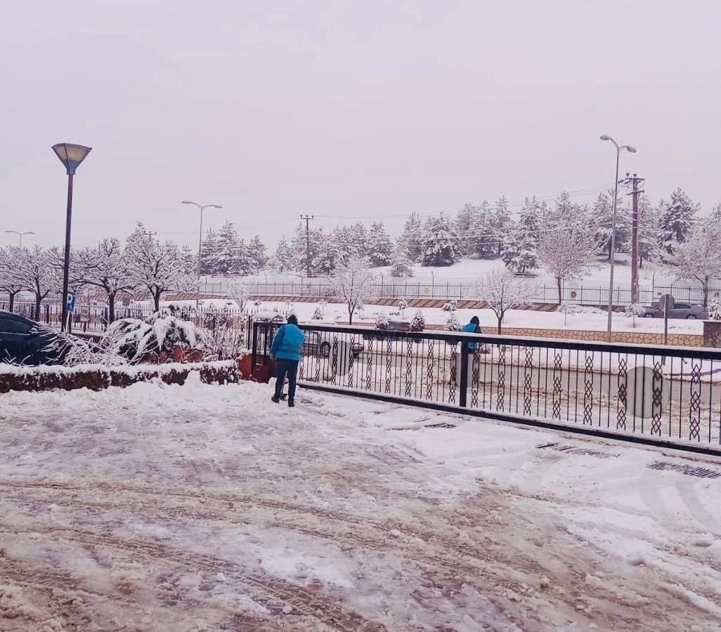 Kastamonu’da yükümlüler kar küredi;