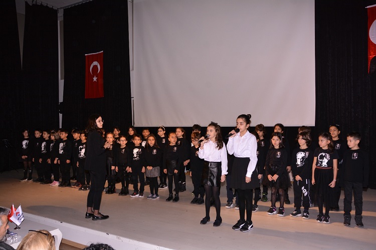 Bahçeşehir öğrencileri 10 Kasım’da Ata’yı andı;