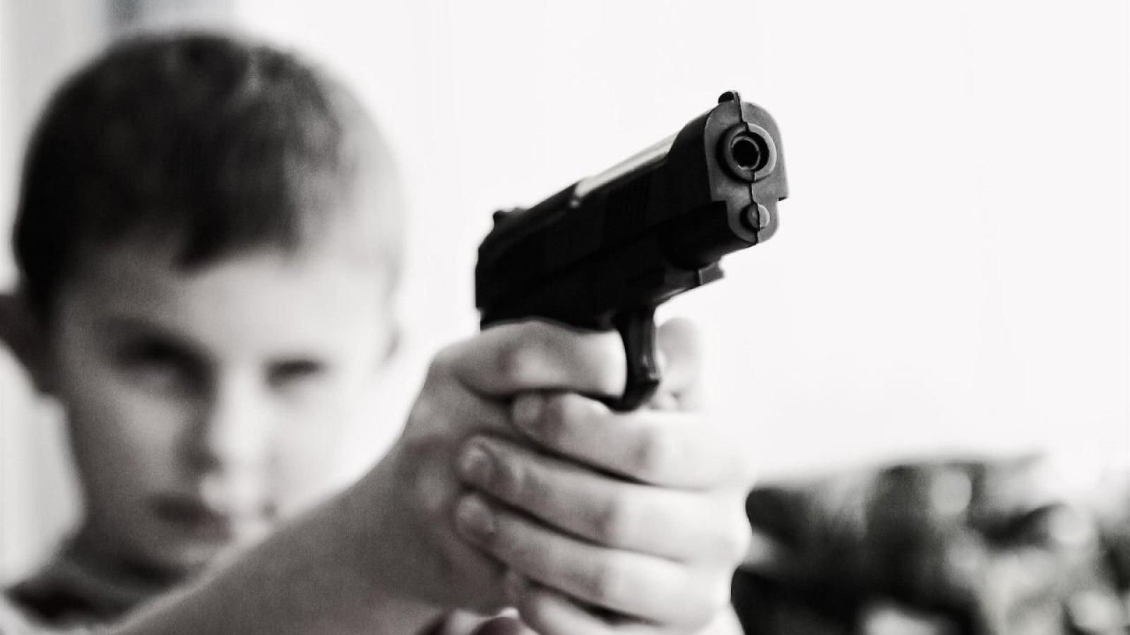 Silahla oynayan çocuk, kendini vurdu