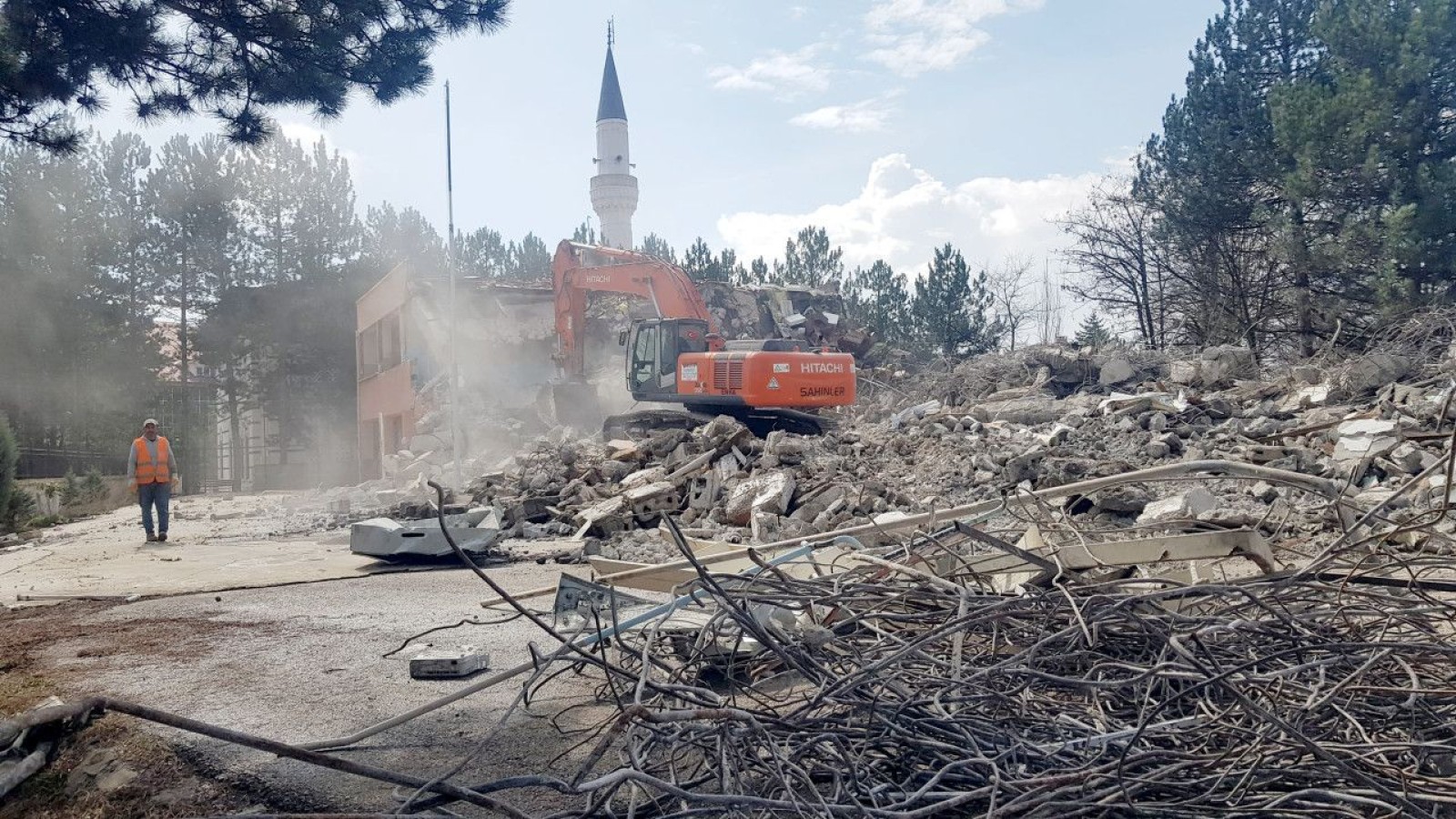 Safranbolu'da deprem riski bulunan okullarda yıkım ve güçlendirme çalışmaları devam ediyor;