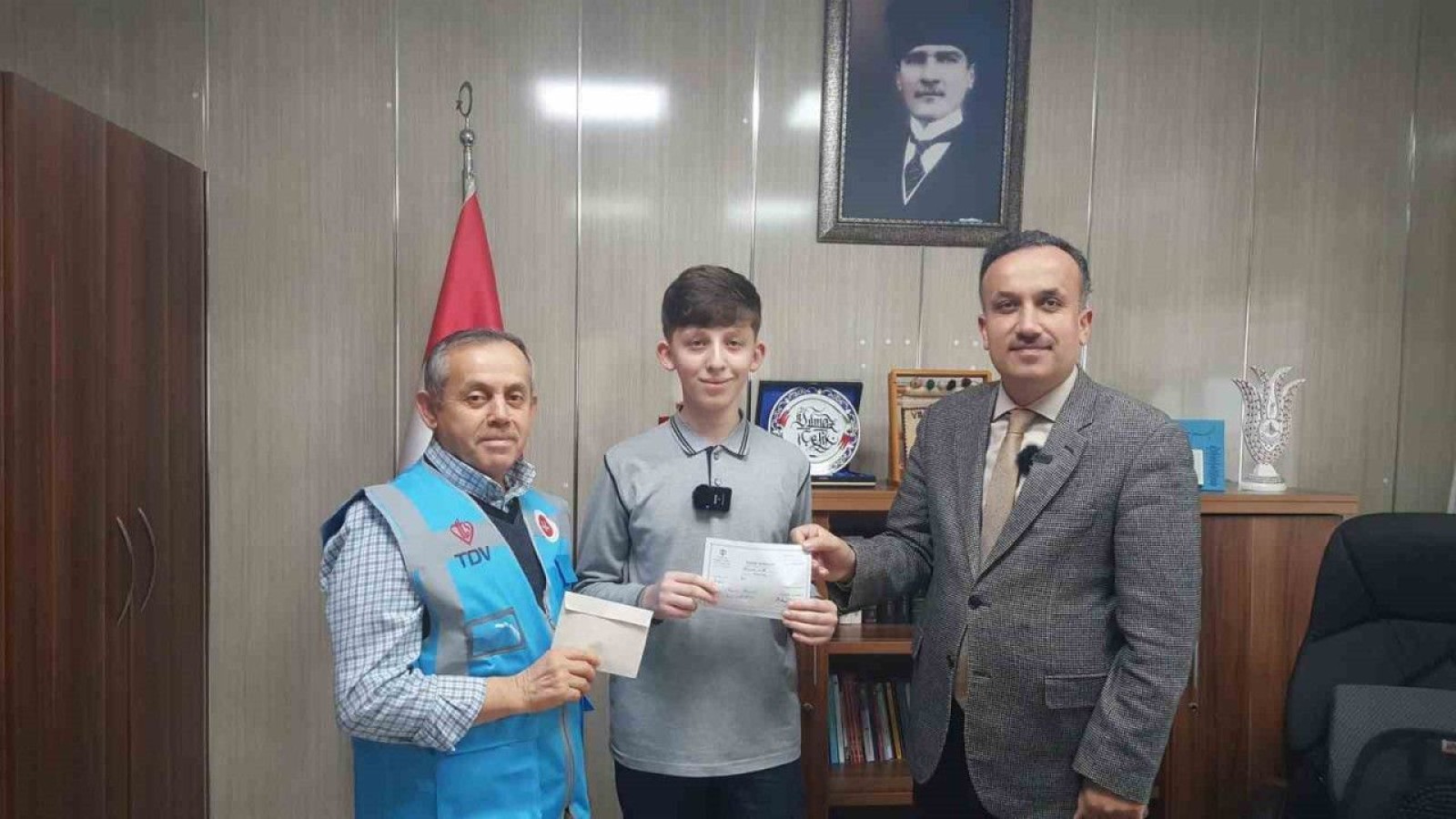 Ortaokul öğrencisi birincilik ödülünü Gazze’ye bağışladı;