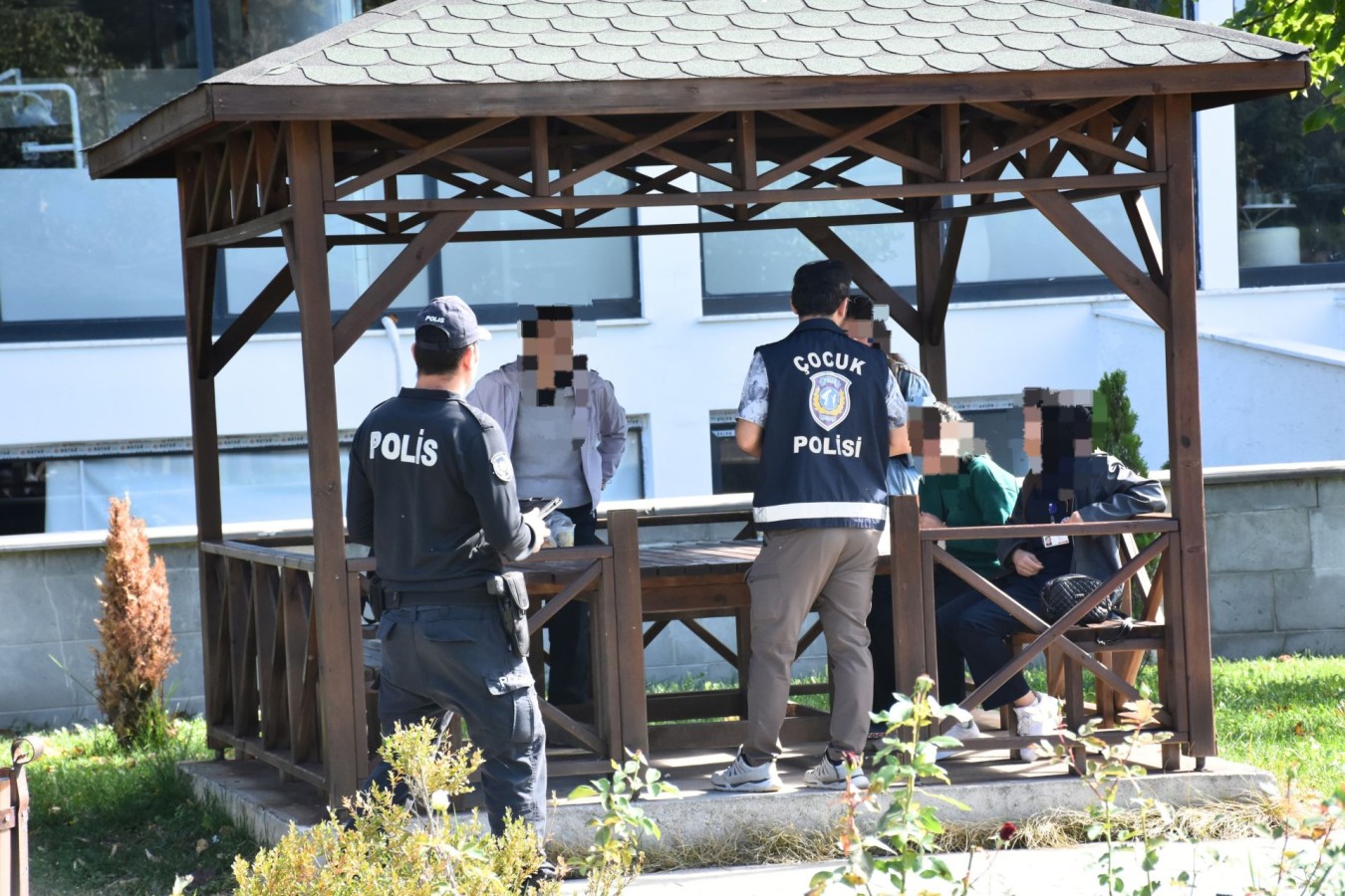 Kastamonu Emniyeti, okul çevrelerinde işi sıkı tutuyor;