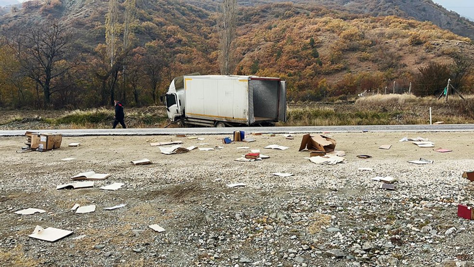 Bakanlık kamyonu Kastamonu’da kaza yaptı, kitaplar etrafa saçıldı