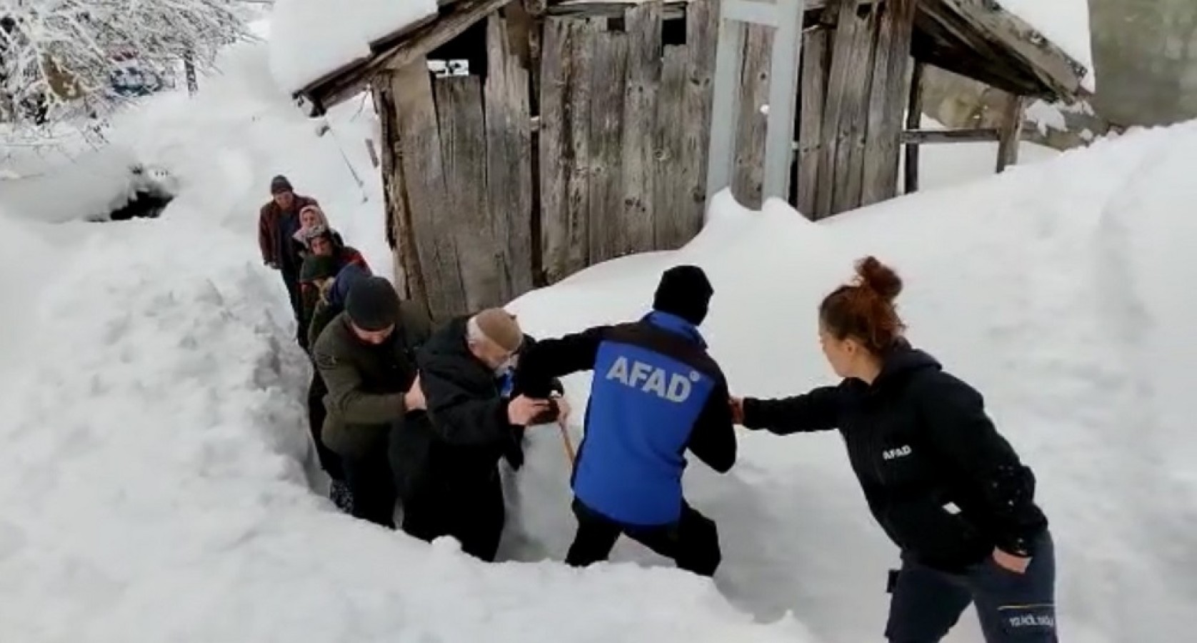 Karda mahsur kalan hastayı AFAD ekipleri kurtardı;