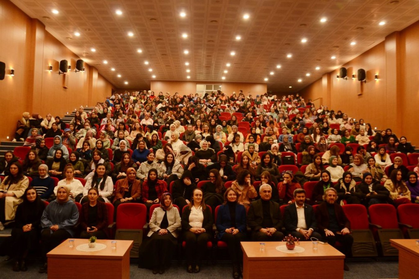 Vali Çakır’dan yurt öğrencilerine konferans;