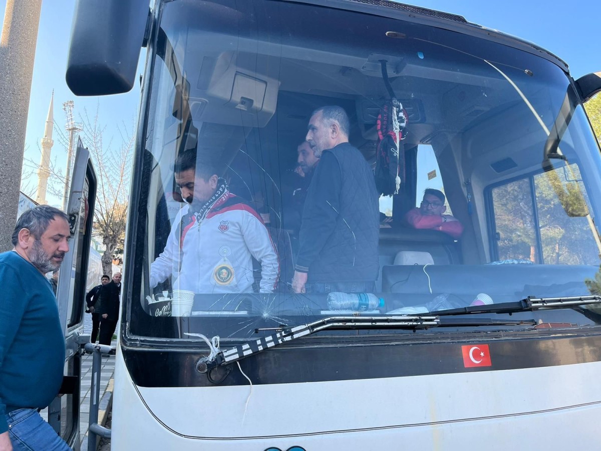 Kastamonuspor taraftar otobüsüne taşlı saldırı…