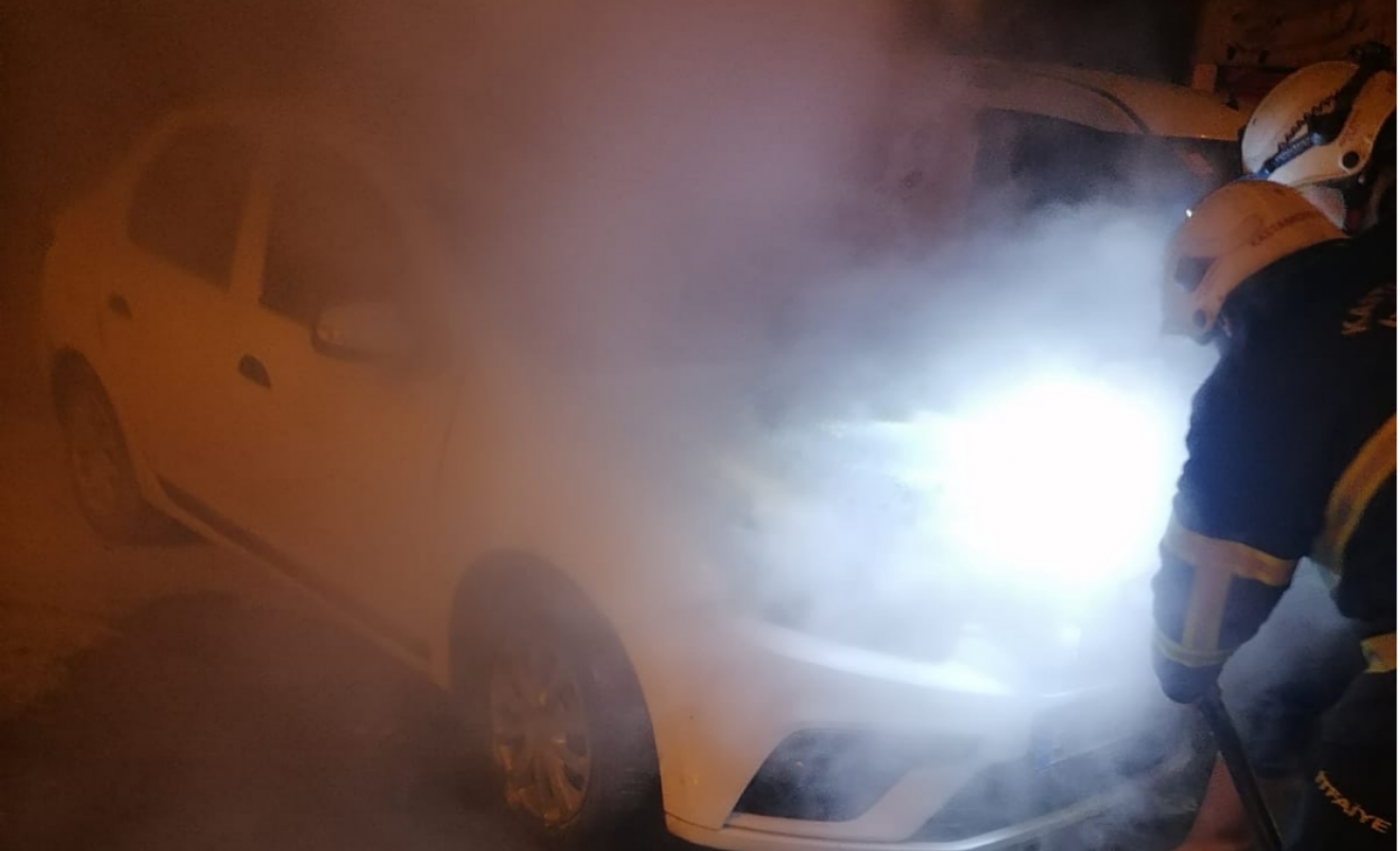 Topçuoğlu Mahallesi'nde otomobil yangını