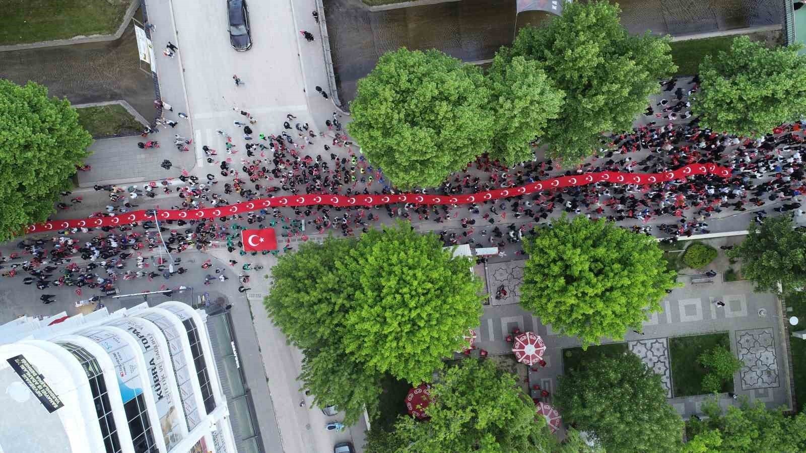 Kastamonu'da 1919 metrelik Türk bayrağıyla yürüş!;