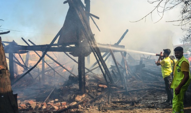 Köy yangınları artıyor! 3 ev ve 1 ahır daha kül oldu