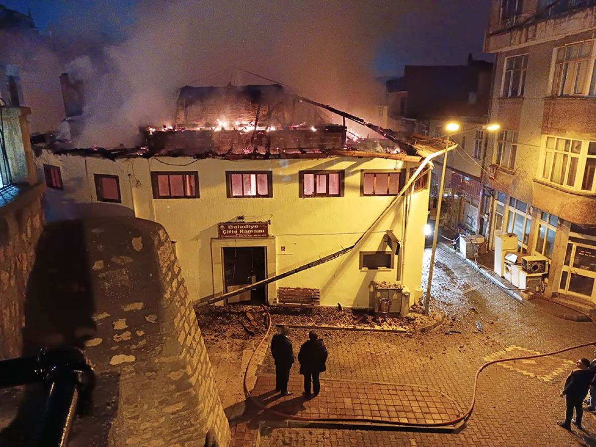 Tarihi hamam yangında büyük zarar gördü