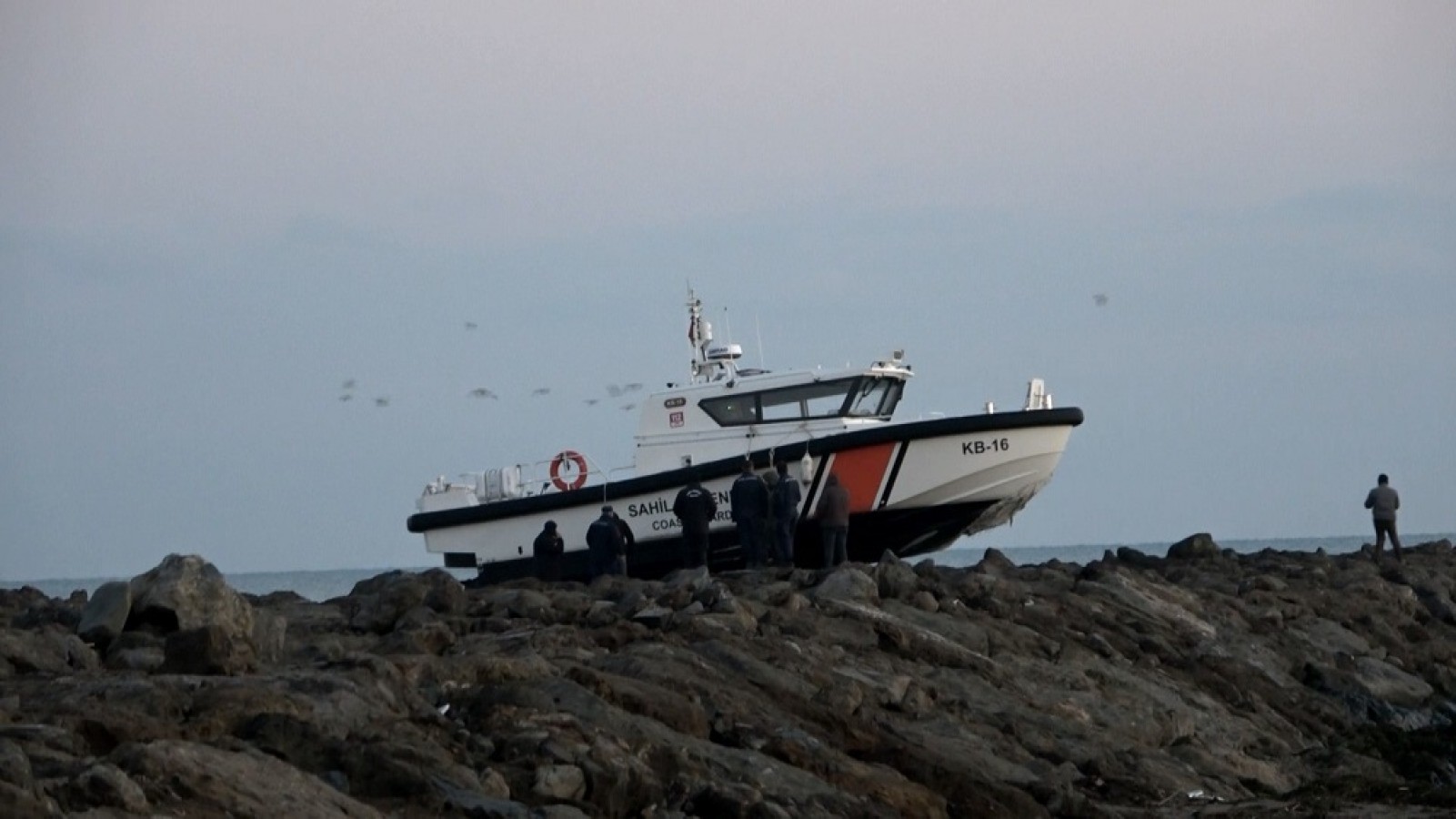 Sahil Güvenlik botu kayalıklara çarptı: 5 yaralı;