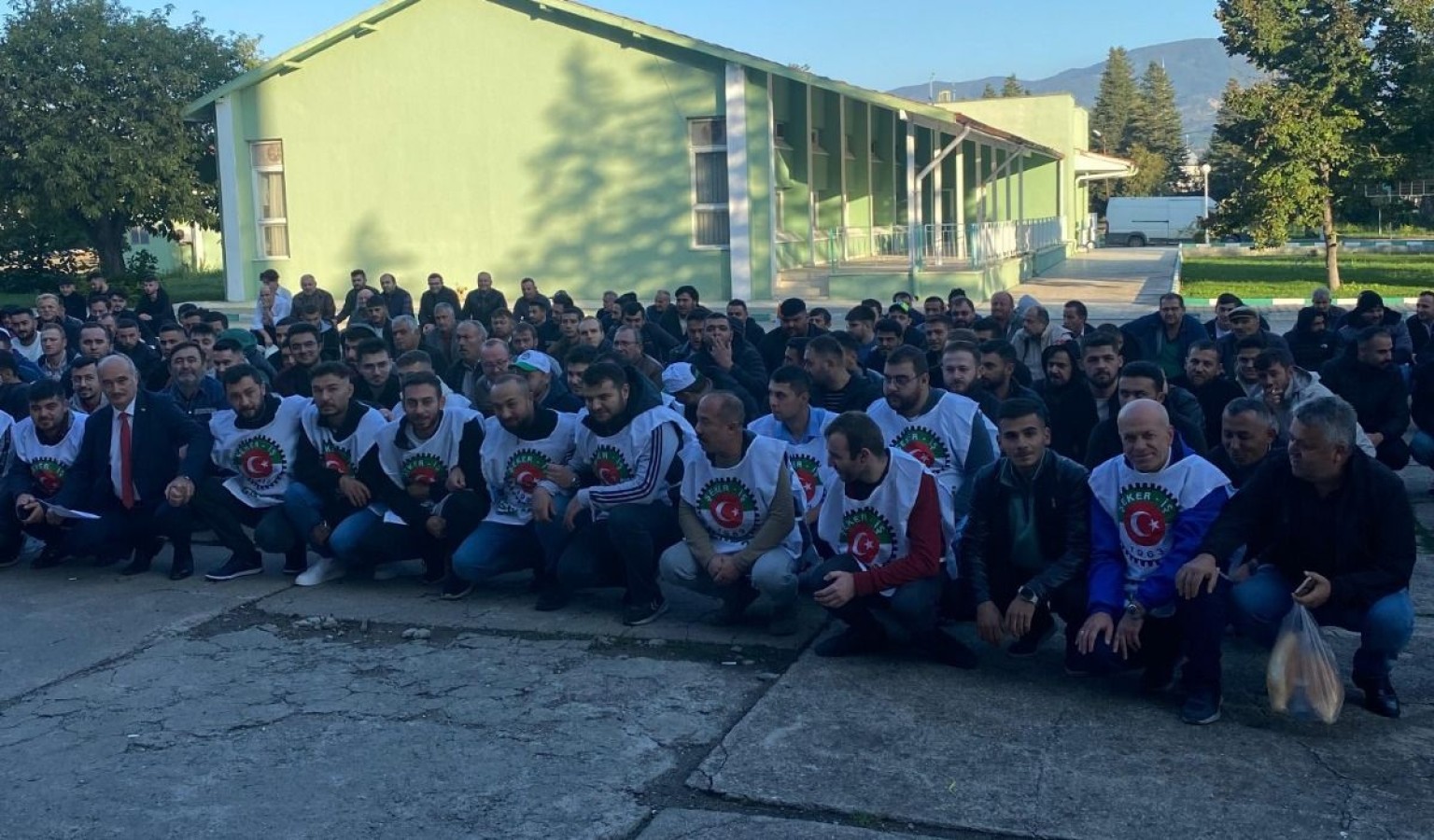 Oturarak protesto ettiler! 'Bıçak kemiğe dayandı'