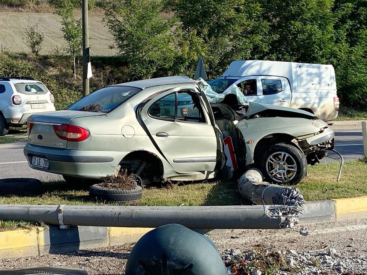 Taşköprü’de feci kaza!.. Çarptığı beton direği devirdi;