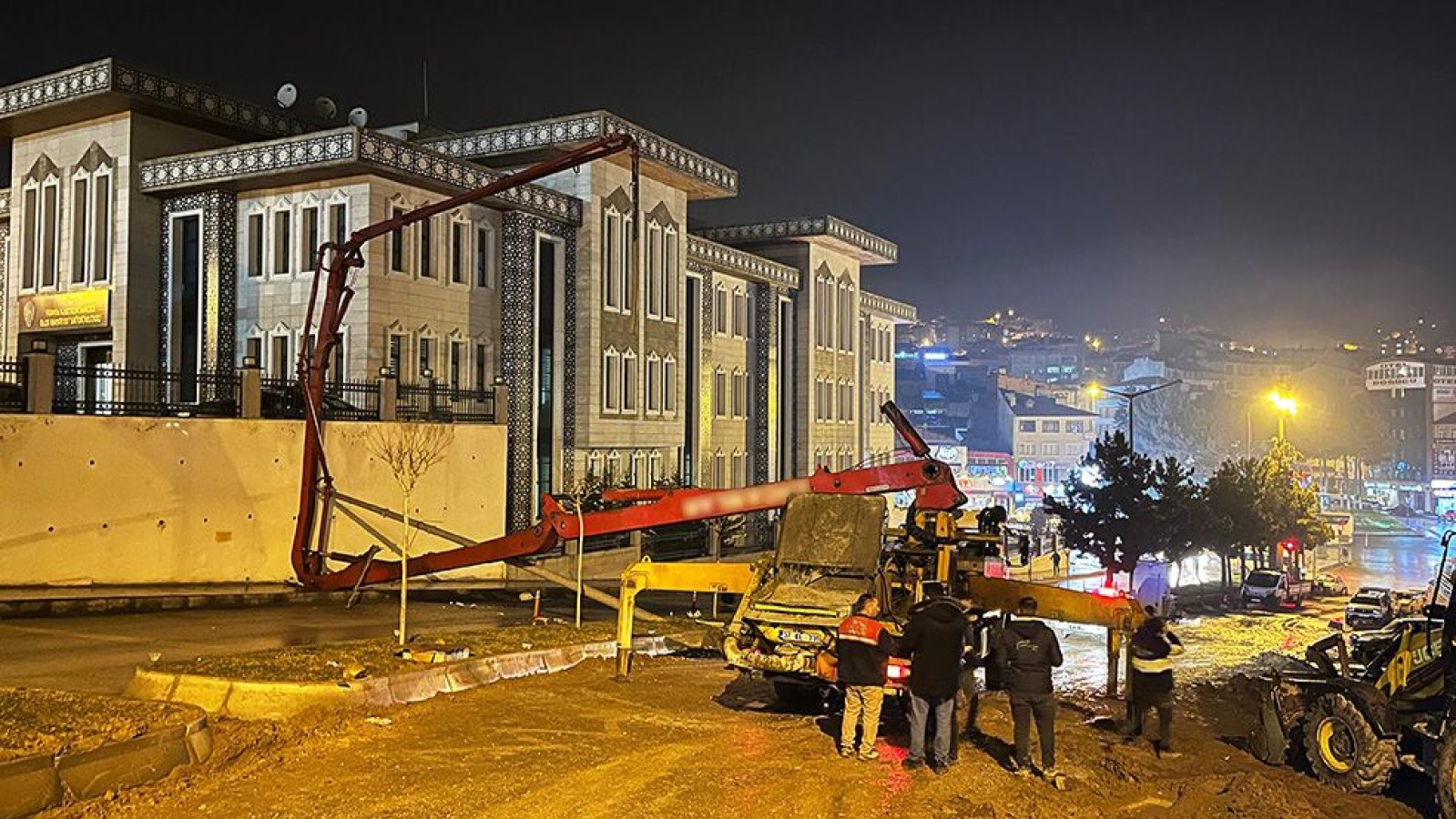 Beton pompası devrildi, faciadan dönüldü  ;