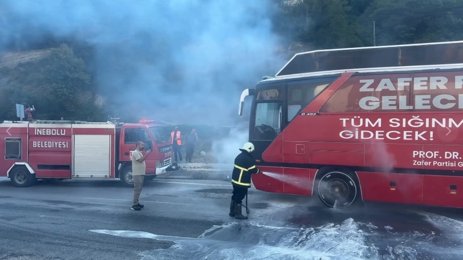 İnebolu'da Özdağ'ın otobüsü yandı;