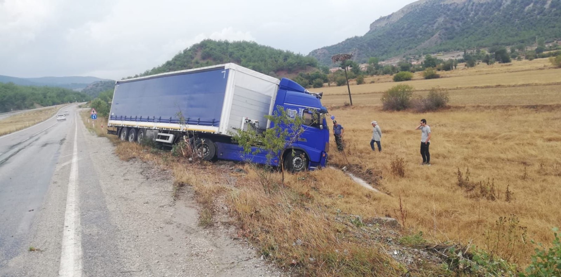 Kastamonu'da tır devrildi;